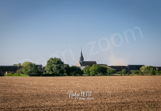 Moisson dans un village rural (poussière)