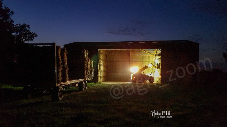 Stockage du lin, dans la nuit - #210812220705 - crédit Nadège PETIT @agri_zoom.jpg #210812220705 - crédit Nadège PETIT @agri_zoom.jpg